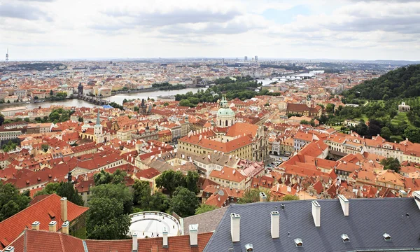 Prag tarihi merkezi (görünümü Saint Vitus Kulesi — Stok fotoğraf