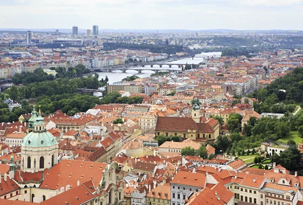 Prága történelmi központjában (Nézd a Szent Vitus-torony — Stock Fotó