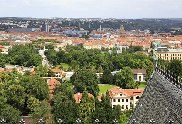 Vista de Praga desde la torre de la Catedral de San Vito . — Foto de Stock