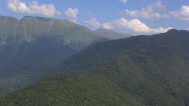 Mountain view Kafkasya aralığı. krasnaya polyana yaz panoraması.