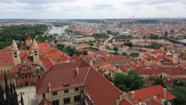 Панорама исторического центра Праги (Вид с башни собора Святого Вита ). — стоковое видео