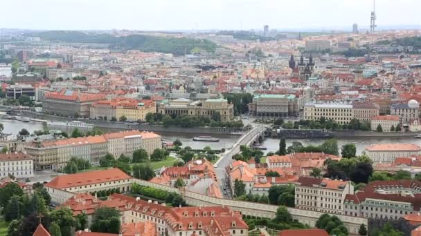 Панорама исторического центра Праги (Вид с башни собора Святого Вита ). — стоковое видео