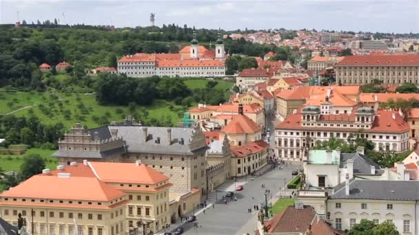 Praça do Palácio de Praga Castlethe (vista da torre da Catedral de São Vito ). — Vídeo de Stock