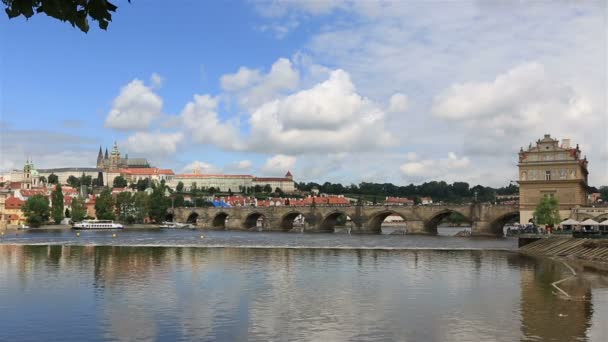 Ponte Carlos (ponte medieval em Praga no rio Vltava). — Vídeo de Stock