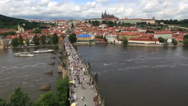 Puente de Carlos (puente medieval en Praga sobre el río Moldava). Vista del Timelapse — Vídeos de Stock