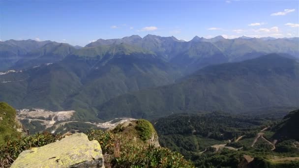 Mountain view Kafkasya aralığı. krasnaya polyana yaz panoraması. — Stok video