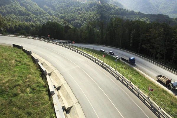 クラスナヤ ポリヤナのコーカサス山脈に新しい道路. — ストック写真