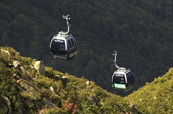 Gondellift "rosa choetor" in Krasnaja Poljana. — Stockfoto