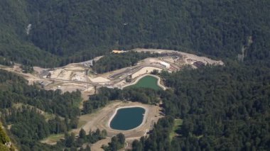 dağlarda (inşaat) kargo taşıyan bir helikopter. Krasnaya polyana.