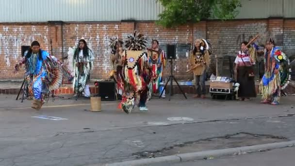 Os índios cantam e dançam no centro de Moscou. Rússia . — Vídeo de Stock