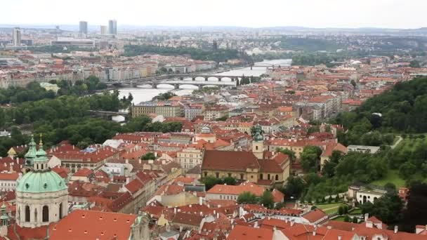 Prag tarihi merkezi (saint vitus Katedrali Kulesi görünümünden Panoraması). — Stok video