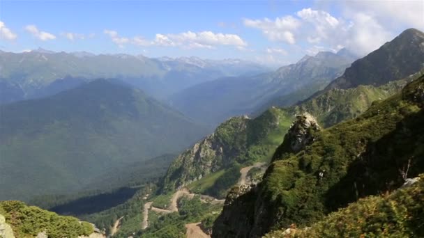 Πανόραμα των βουνών του Καυκάσου στην Κράσναγια Πολιάνα (η θέα από το τελεφερίκ). — Αρχείο Βίντεο