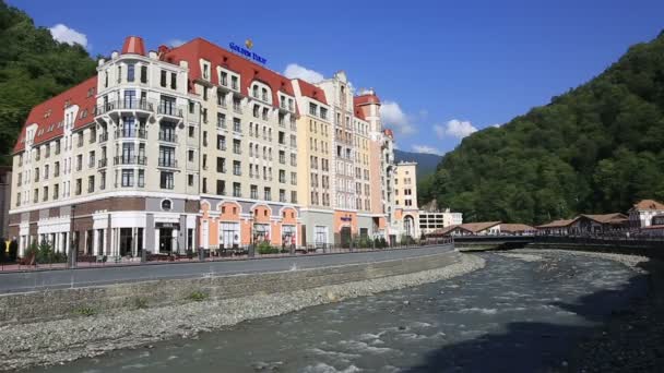 Rosa Khutor Alpine Resort en Krasnaya Polyana. Sochi. Rusia . — Vídeo de stock