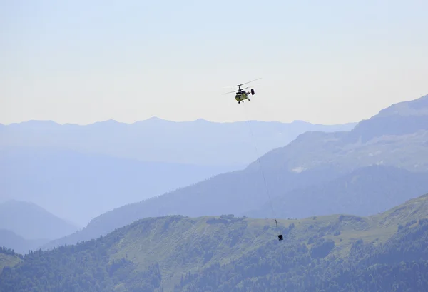 Elicottero che trasporta merci in montagna (costruzione). Krwas — Foto Stock