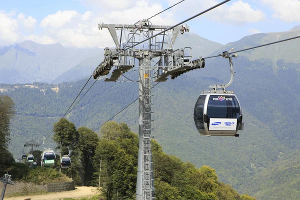 Ascensore in gondola "Rosa Khutor" a Krasnaya Polyana . — Foto Stock