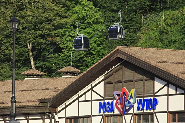 Teleférico en las montañas. Rosa Khutor Alpine Resort. Krasnaya. —  Fotos de Stock