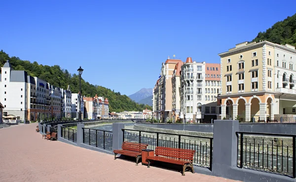 Embankment of Rosa Khutor Alpine Resort. Krasnaya Polyana. — Stock Photo, Image