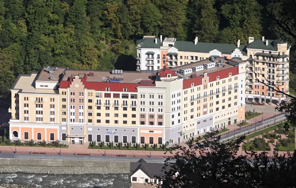 Nya hotell i rosa khutor alpine resort. Krasnaya polyana. — Stockfoto