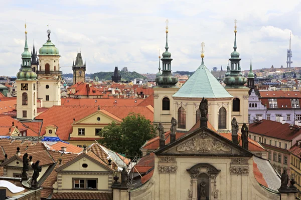 A templomok és a szobrok a tetőn a történelmi CE tornyok — Stock Fotó