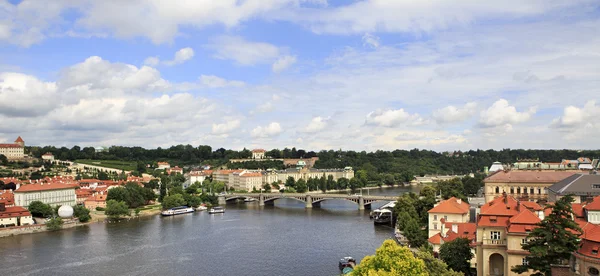 プラハの歴史的中心部のヴルタヴァ川. — ストック写真