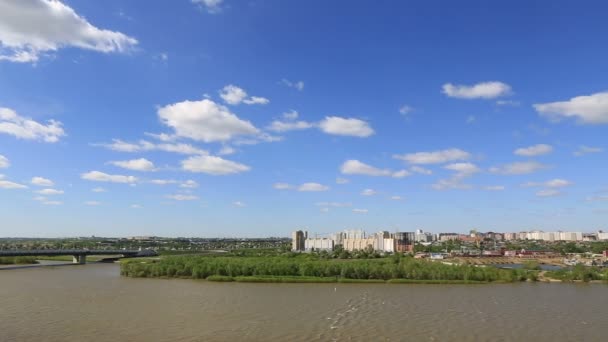 Panorama stad Omsk aan de Irtysh rivier. Rusland. — Stockvideo