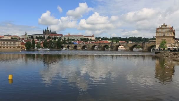 カレル橋（ヴルタヴァ川にかかるプラハの中世の橋）). — ストック動画