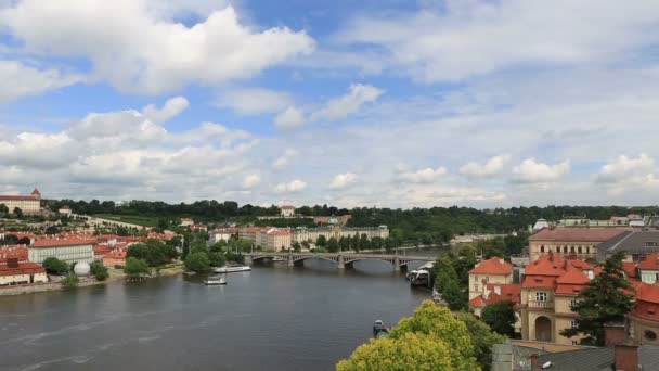 Río Moldava en Praga. República Checa — Vídeos de Stock