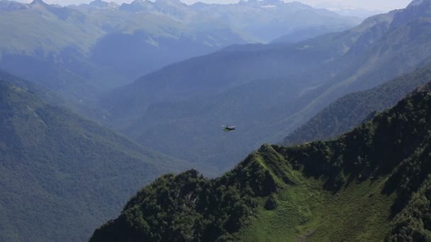 Dağlarda (inşaat) kargo taşıyan bir helikopter. Krasnaya polyana. — Stok video