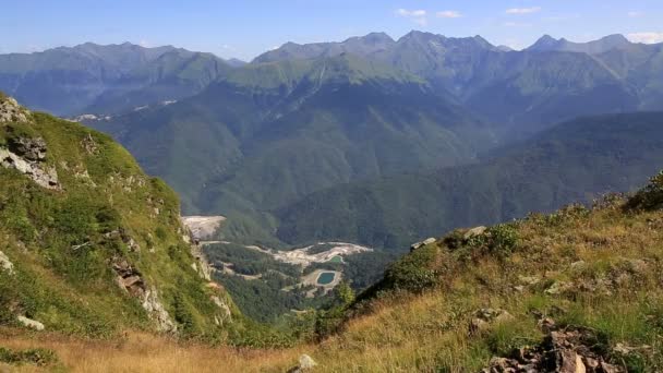 Lago artificial para la producción de nieve artificial en Krasnaya Polyana . — Vídeo de stock