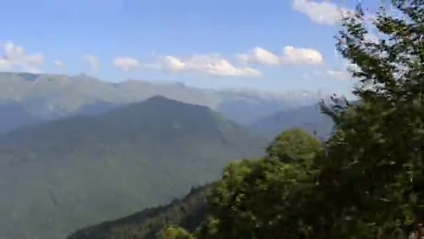 Panorama över de kaukasiska bergen i krasnaya polyana (vy från linbanan). — Stockvideo