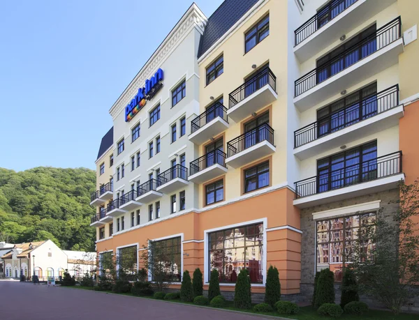 Nowy Hotele w rosa Chutor alpine resort. Krasnaja Polana. — Zdjęcie stockowe
