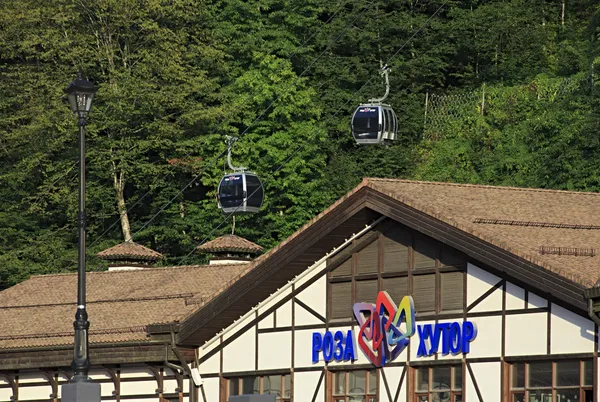 Teleférico en las montañas. Rosa Khutor Alpine Resort. Krasnaya. —  Fotos de Stock