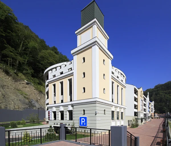 Parkování v alpském středisku Chutor rosa. Krasnaya polyana. — Stock fotografie