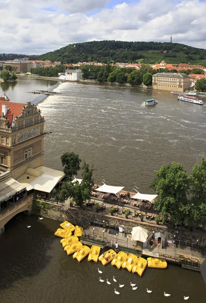 Rio Vltava no centro histórico de Praga . — Fotografia de Stock