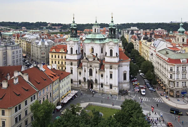 Kyrkan av St nicholas i Prag. Visa från rådhuset. — Stockfoto