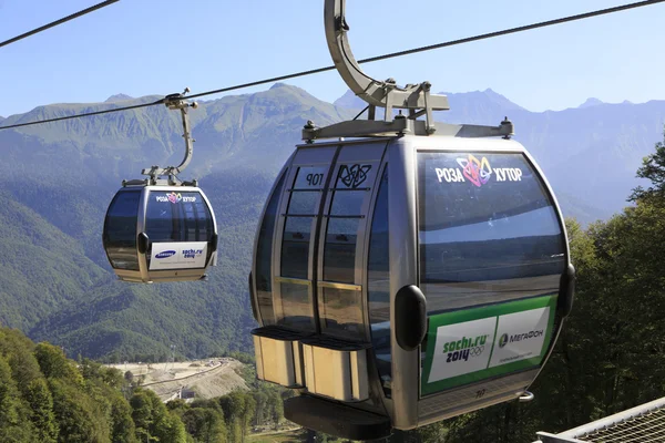 Gondellift "rosa choetor" in Krasnaja Poljana. — Stockfoto