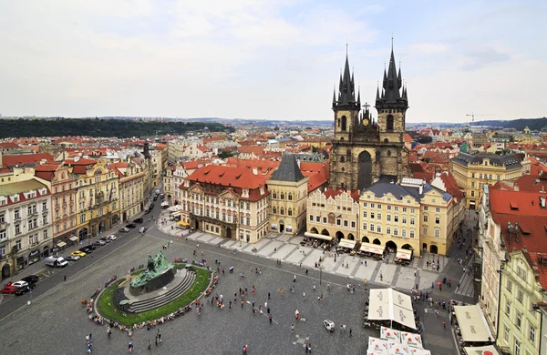 Oud stadsvierkant in Praag. uitzicht vanaf het oude stadhuis. — Stockfoto