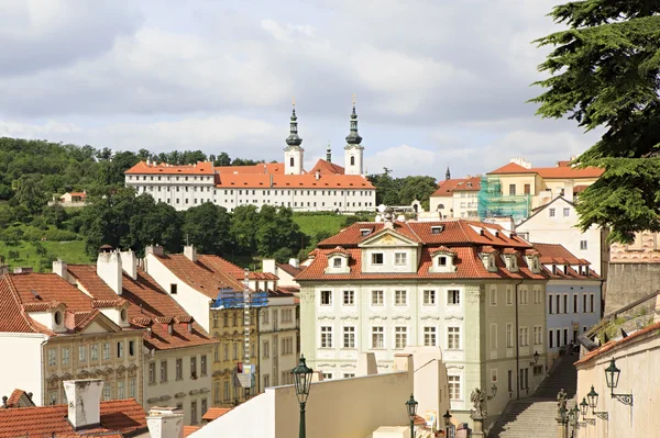 Bazylika Wniebowzięcia naszej pani i Praski zamek. — Zdjęcie stockowe