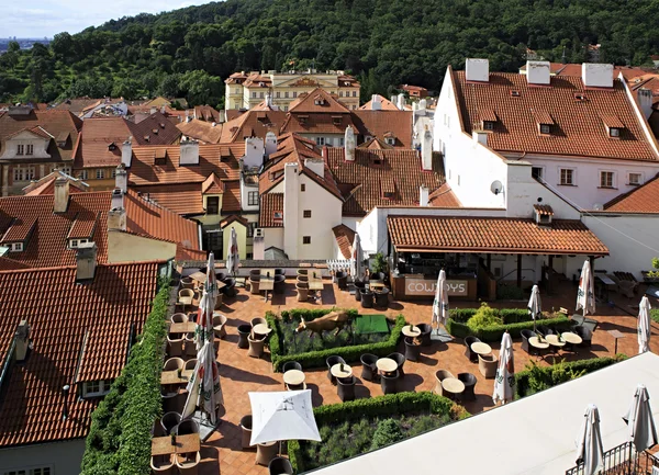 Café op het dak van het huis in Praag. — Stockfoto