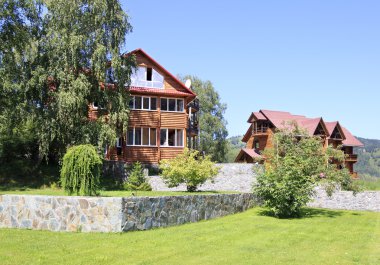 dağlarda güzel ahşap yazlık. Altay. Rusya.