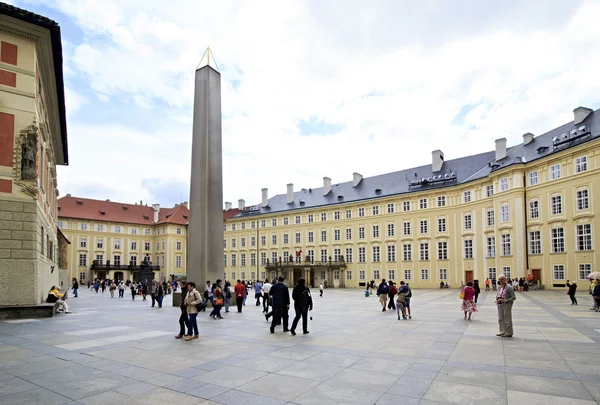 Üçüncü courtyard prague Castle. Dikilitaş victi anısına — Stok fotoğraf