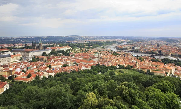 Prag tarihi merkezi. Petrin gözetleme kulesinden göster. — Stok fotoğraf