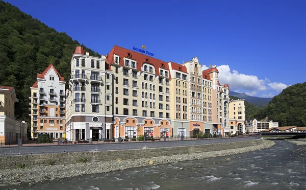 Nowy Hotele w rosa Chutor alpine resort. Krasnaja Polana. — Zdjęcie stockowe