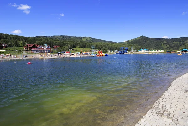 Lago artificial "Biryuzovaya Katun" para las vacaciones de verano. Altai. R —  Fotos de Stock