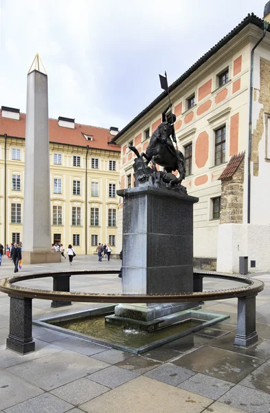 Statue of St. George in the third courtyard of Prague Castle. — Stock Photo, Image