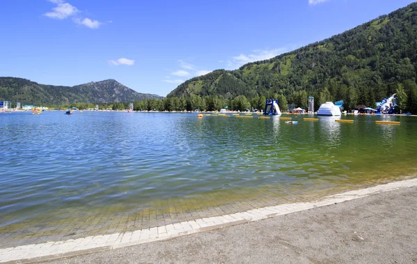 Lago artificial "Biryuzovaya Katun" de férias de verão. Altai. R — Fotografia de Stock