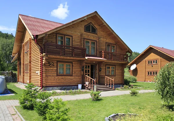 Mooi houten huis in de bergen. Altaj. Rusland. — Stockfoto