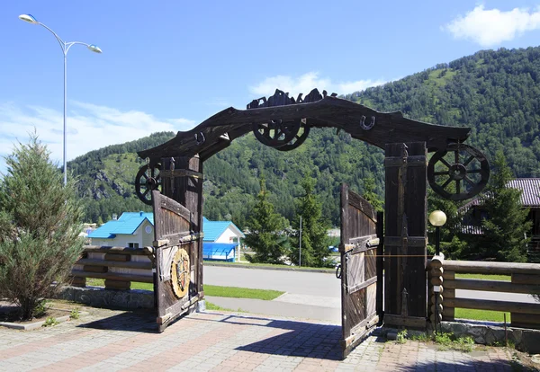 Gate otel kompleksi "manor sarzhevskih". Altay. Rusya. — Stok fotoğraf