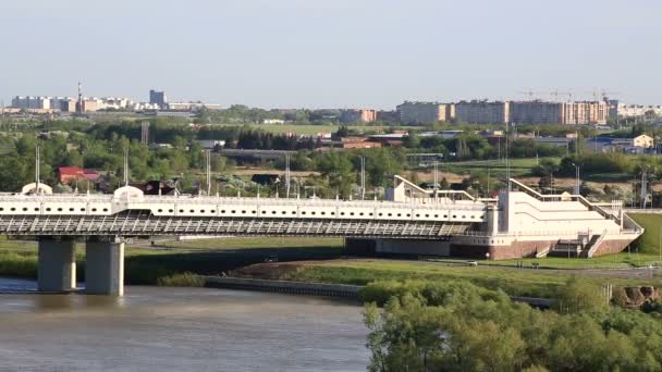 Brücke nach dem sechzigsten Jahrestag des Sieges benannt. omsk. Russland. — Stockvideo