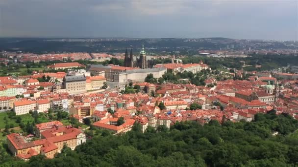 Saint Vitus Katedrali Prag Kalesi (görünümünden Petrin gözcü Kulesi) — Stok video